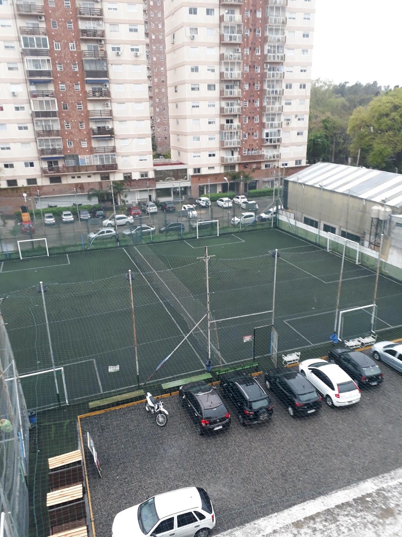 Kinesióloga atendiendo a paciente en camilla clínica deportiva